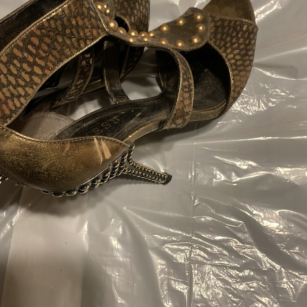 Guess - Picture 10 of 10